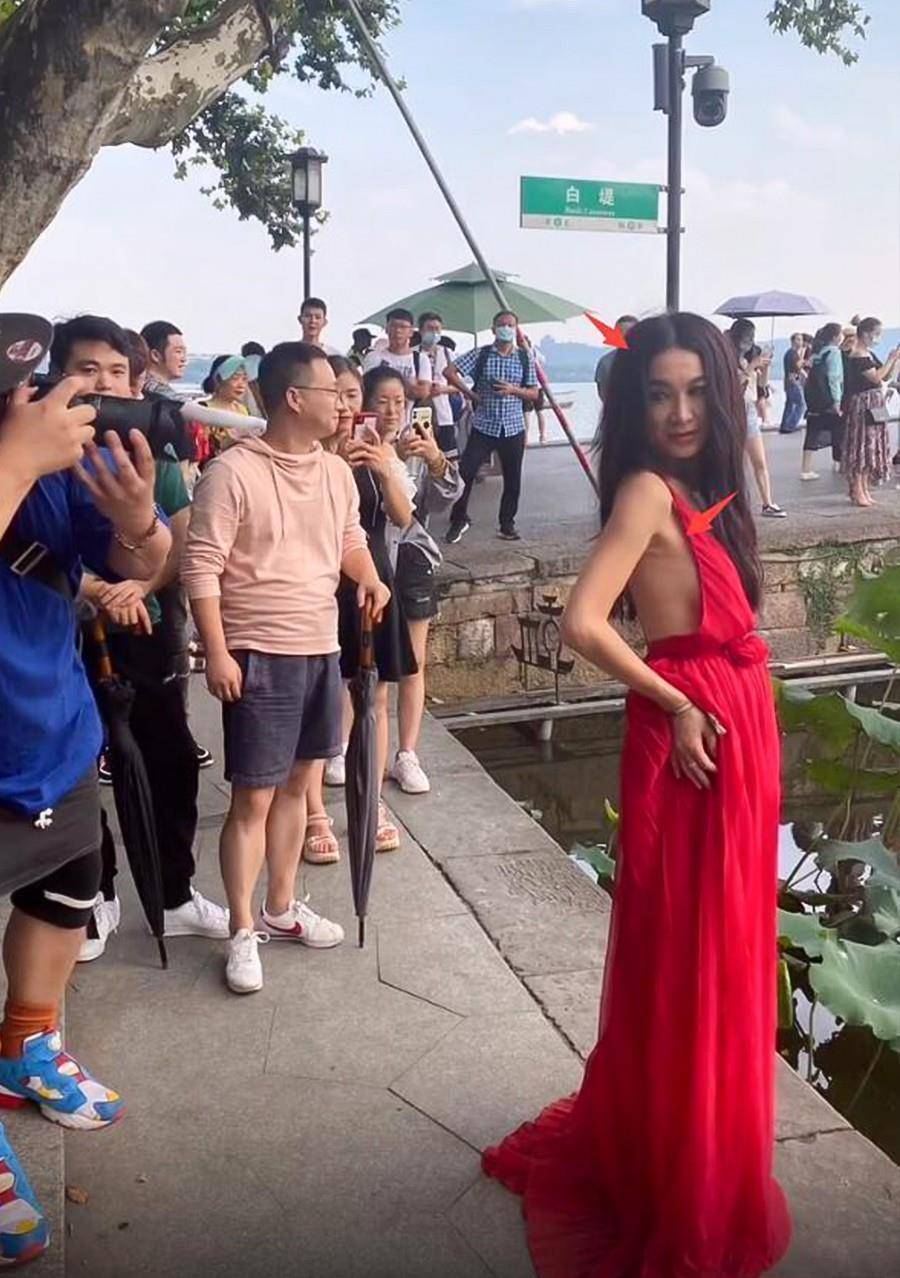 身材|54岁温碧霞现身,路人镜头皮肤松垮显黑,引人围观皱纹暴露老态