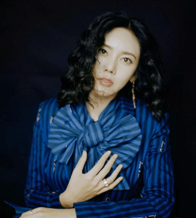 新娘|中国媳妇秋瓷炫，41岁依旧少女感十足，时尚穿搭尽显优雅