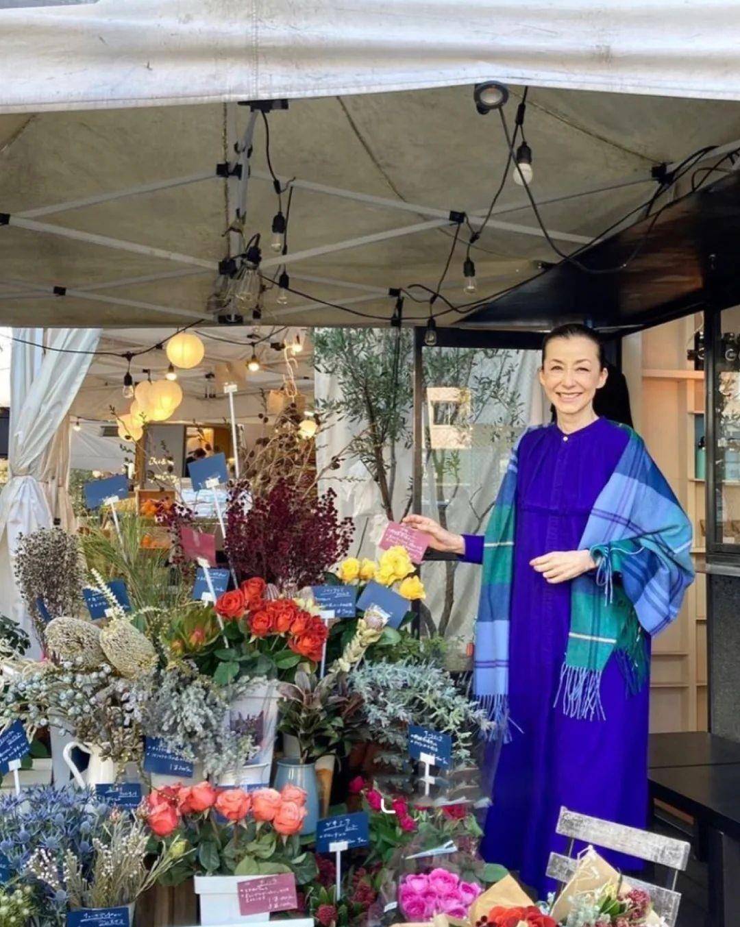 颜色|60多岁的女人，多穿这种素雅裙！遮肉藏肚时髦洋气，不化妆也美嫩