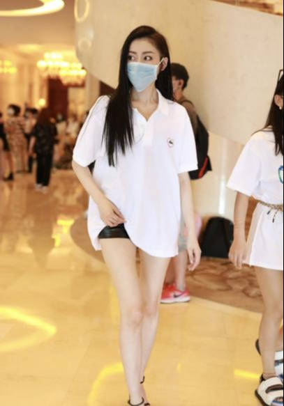 身材|张天爱身材真好，出门穿短裤配双尖头靴，双腿看着“长上加长”