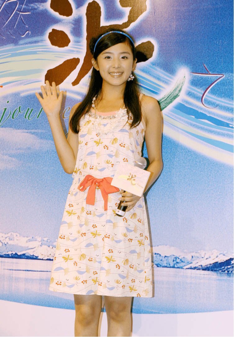 张含韵|张含韵真有少女魅力,穿卡通裙配珍珠发卡,怎么扮嫩都没违和感觉