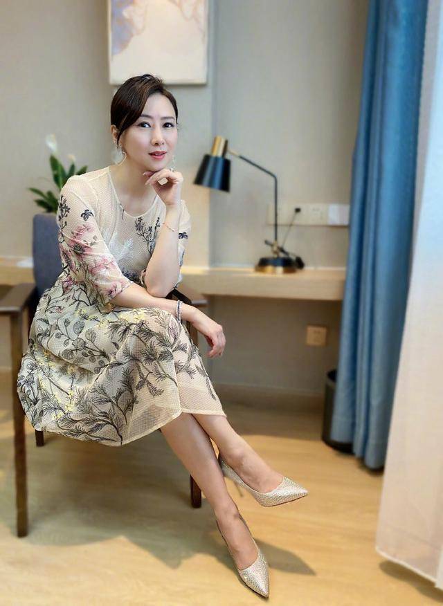 美人|岁月果然不败美人，52岁翁虹穿印花裙，小腿纤细真抢镜