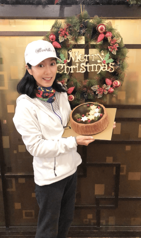 整体|65岁米雪美貌还在，白皙肤色配红毛衣，骨感身材完全不输小姑娘