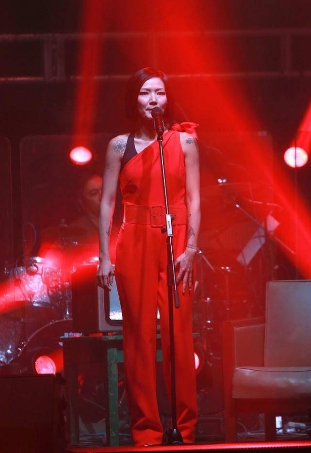 颜色|卢巧音的时尚真惹眼,这么艳丽的颜色,同龄人都不敢轻易的穿身上