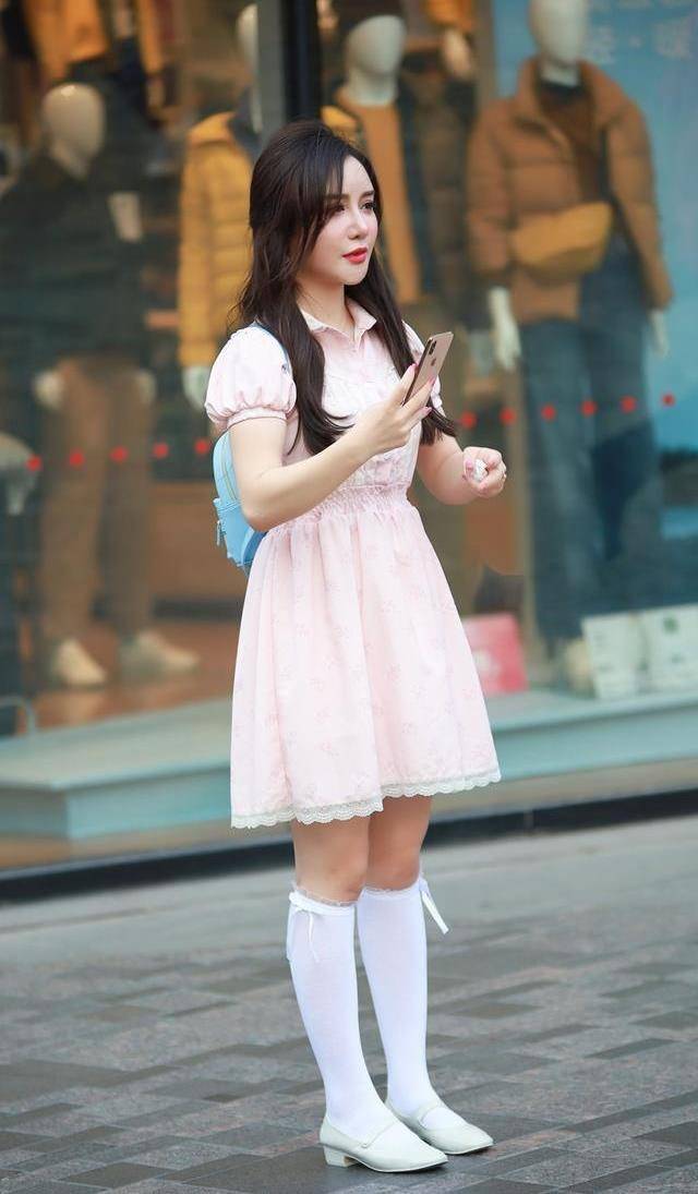 视觉|高腰伞短裤配灰色背心，修身美，显出熟女气质