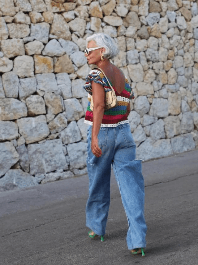 颜色|60岁上海奶奶才不服老，背带裤配马丁靴好时髦，一头白发更显气质