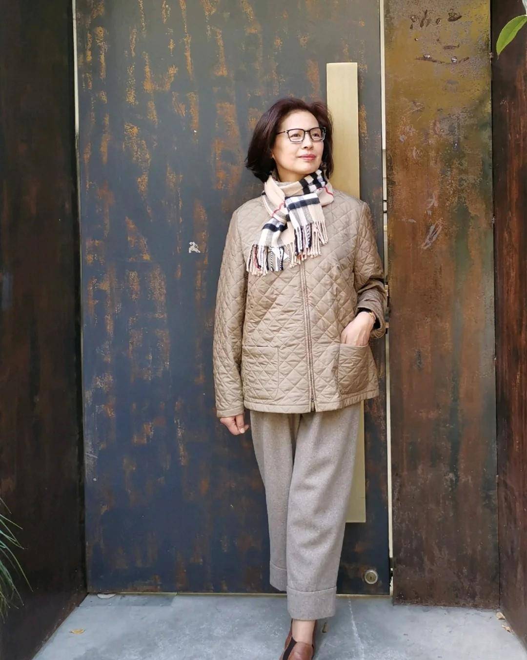 米色|60岁左右的女人，穿大衣怎能不搭围巾，今冬这样穿，时髦显气质