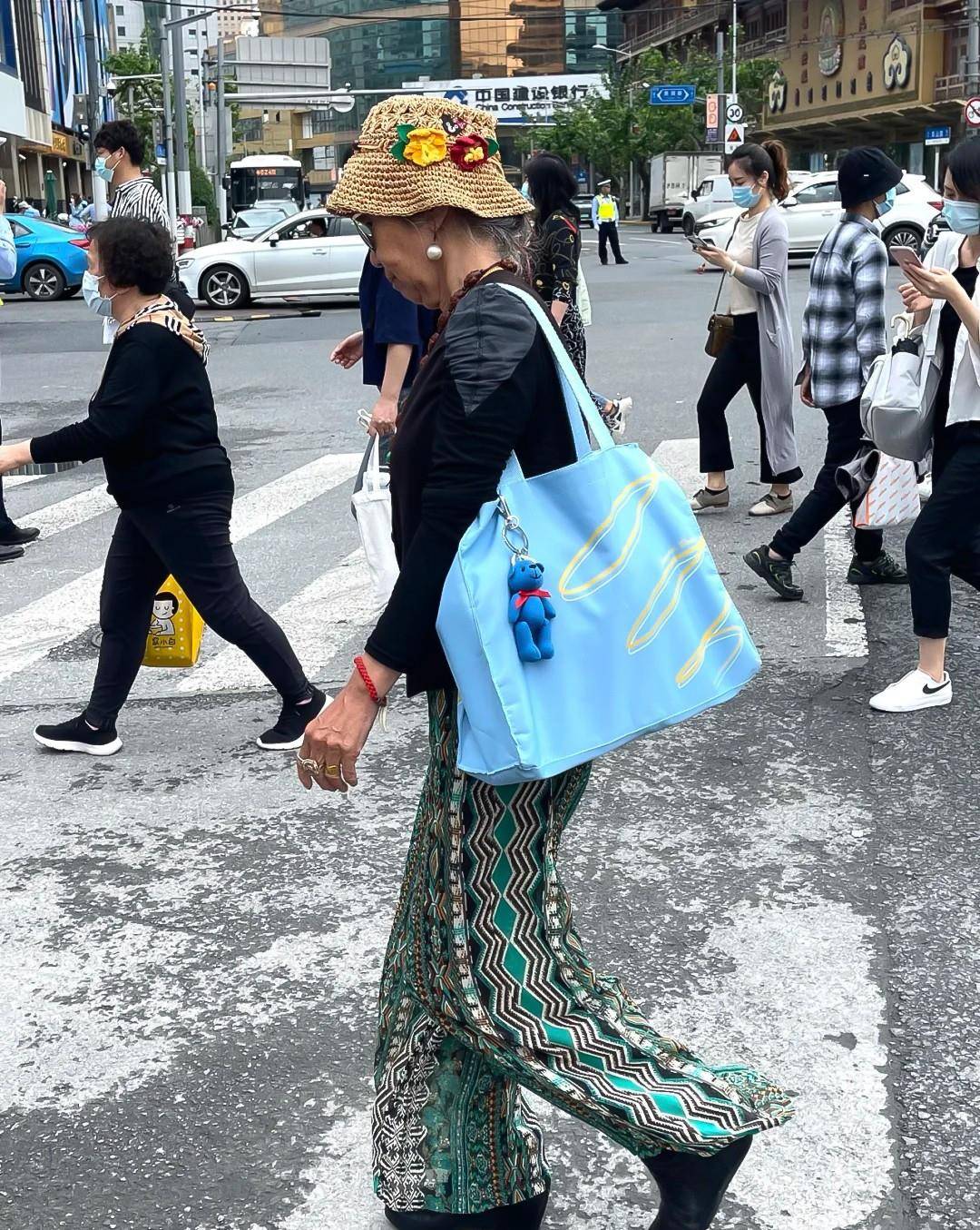 大腿|上海6、70岁阿婆真讲究，夏天穿裙子不露大腿，比故意扮嫩更好看