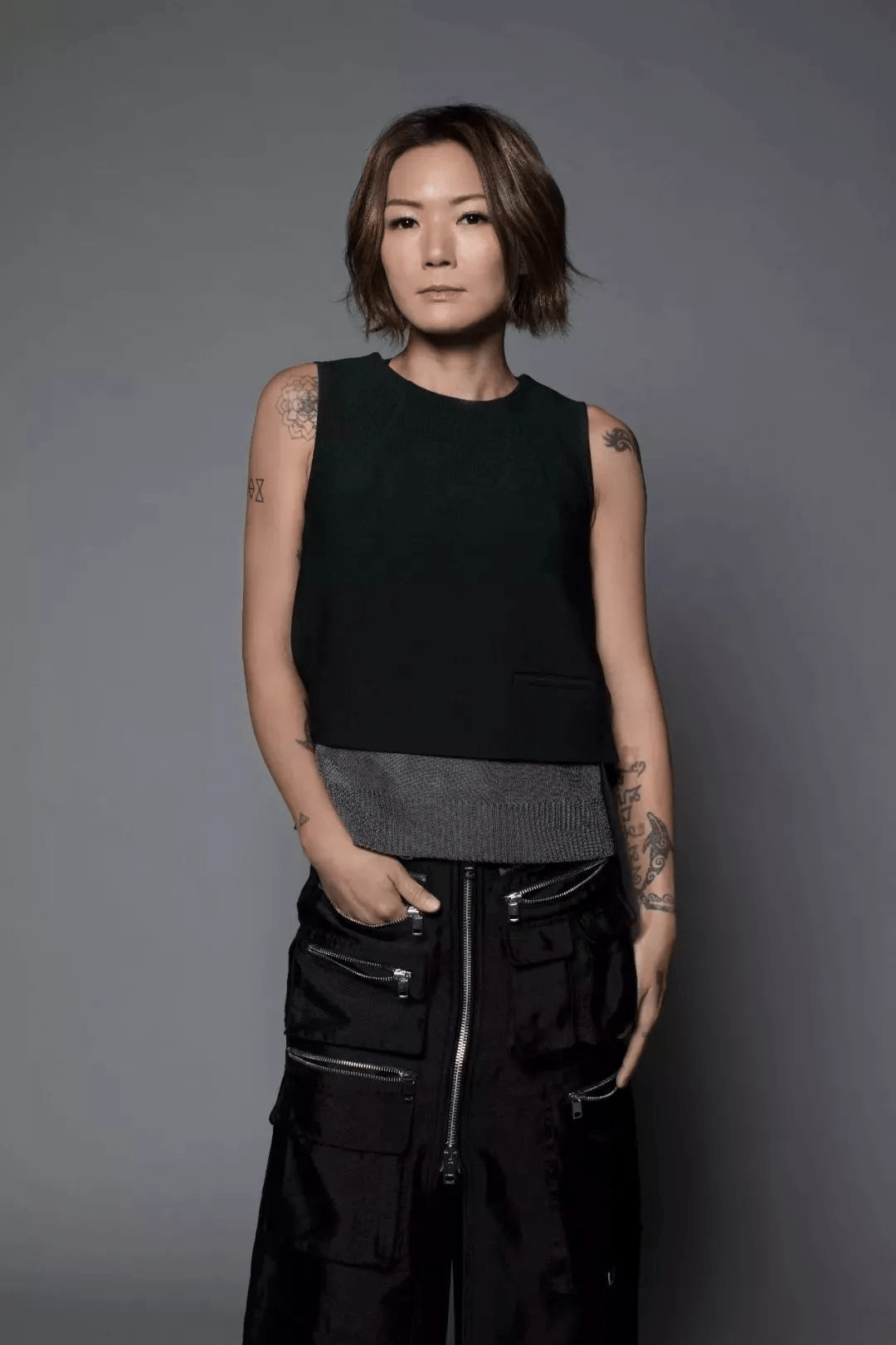 卢巧音的时尚真惹眼这么艳丽的颜色同龄人都不敢轻易的穿身上