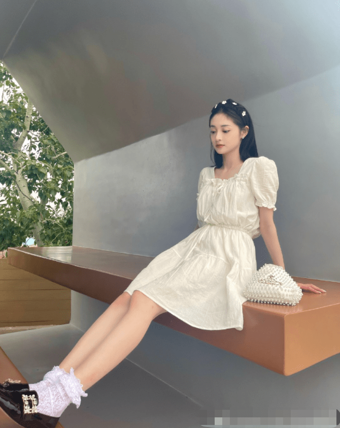 下半身|欧阳娜娜穿火了“平板鞋+袜子”，这么搭时髦显腿长，明星都跟风