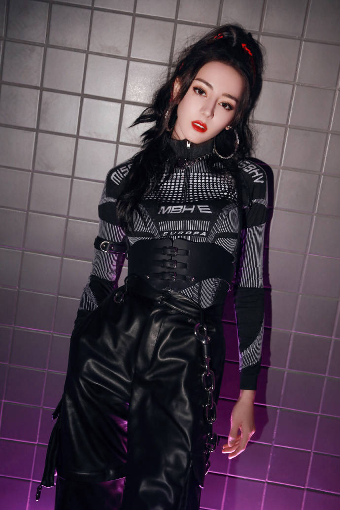 整体|迪丽热巴太会穿!工装裤演绎满满“甜酷风”,气场不输任何人