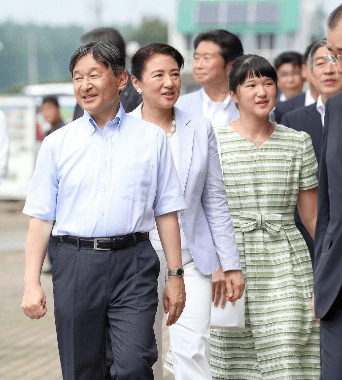 爱子|爱子公主气质好普通,素颜穿格纹衬衫出镜,和普通小姑娘没两样