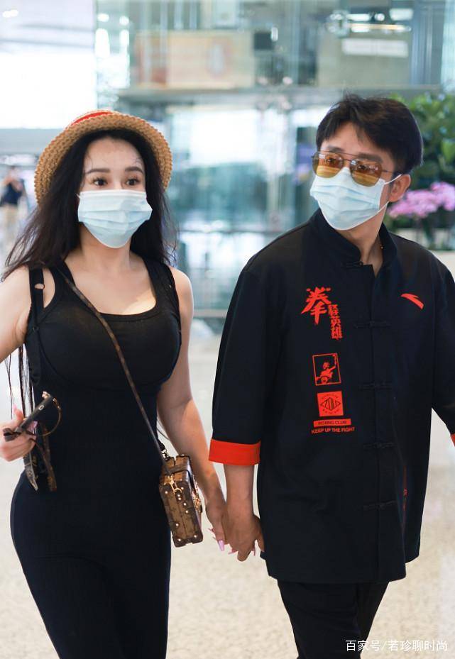 曲线|冉莹颖身材变化有点大,穿黑色衣服都藏不住,像在收腹走路一样