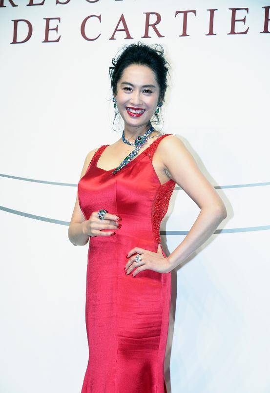 颜色|朱茵身材真挺好，穿“液体”红色吊带裙线条流畅，美得好高调