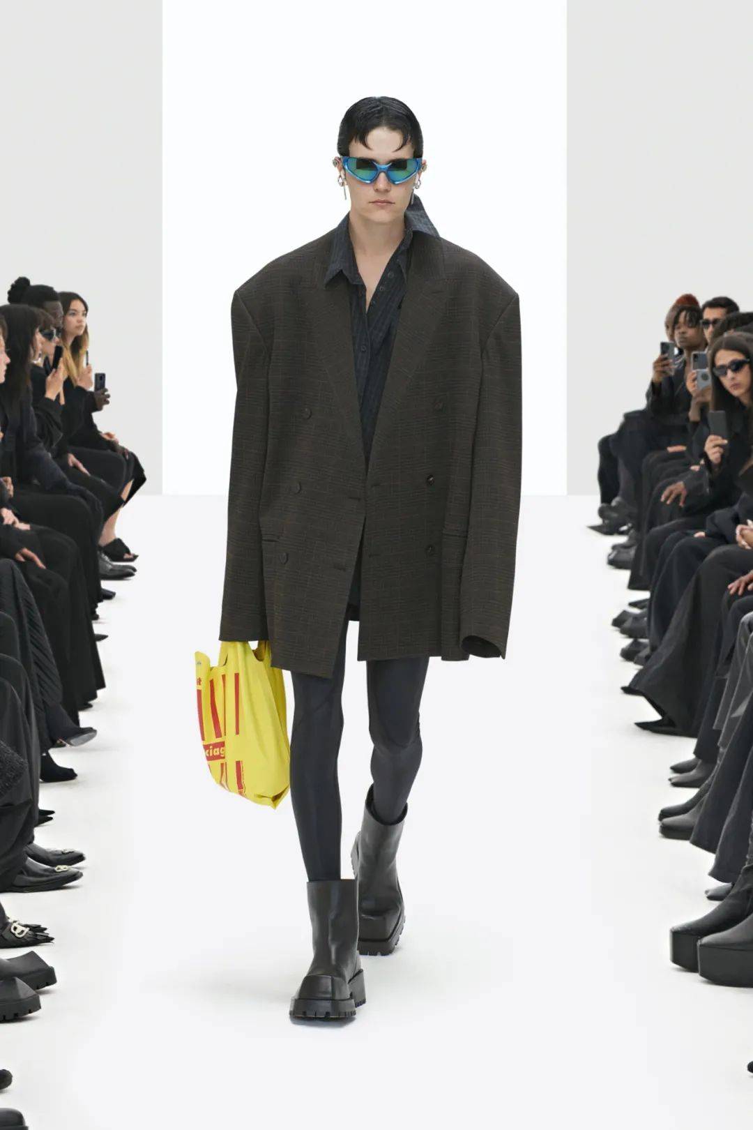 个性|你的肩膀可以有多酷？Balenciaga2022春夏成衣