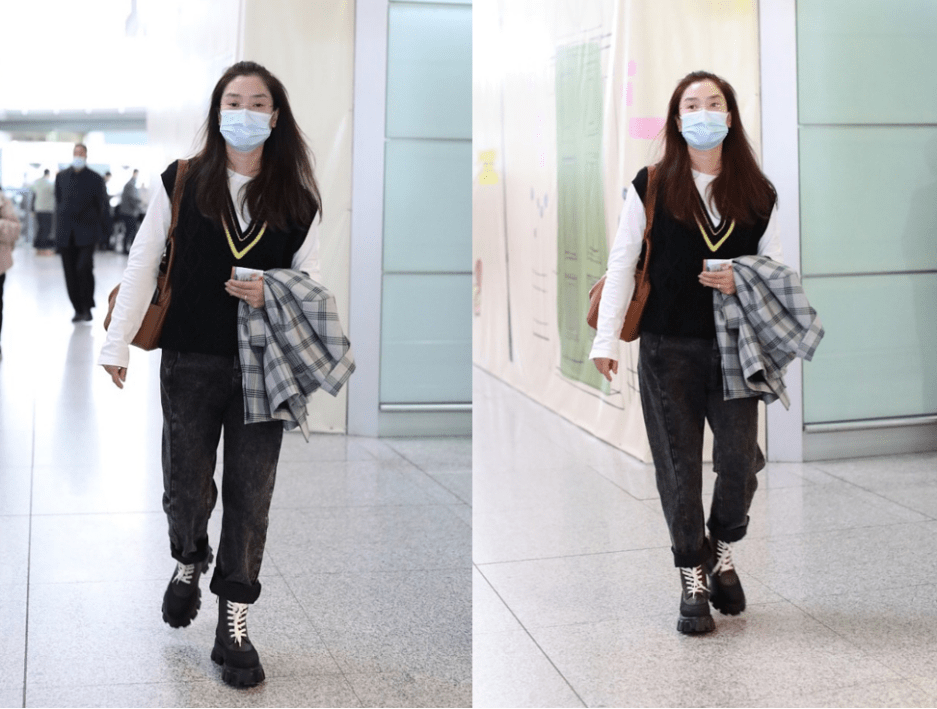 荧光|“凤凰传奇”玲花也很潮，穿针织背心戴眼镜，打扮不像中年女人