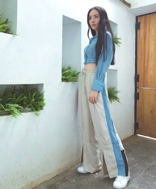 郭碧婷|郭碧婷同框小9岁昆凌，穿“露腰装”不输身材气质，看着像同龄人