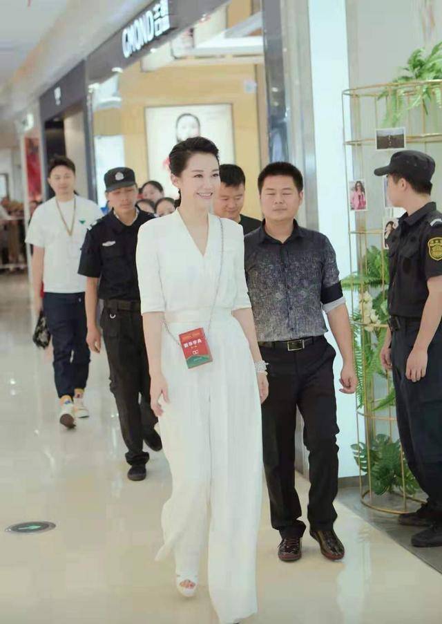 腰带|许晴的气质一般人学不来，黑色连体裤走机场简约利落，高级感爆棚