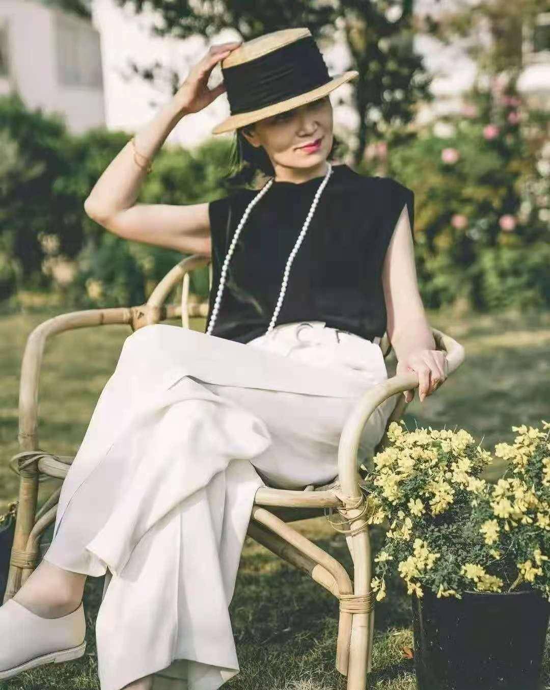 中老年|六十岁的女人，上衣+裤子怎么搭才时髦？教你3组百搭公式，美又嫩