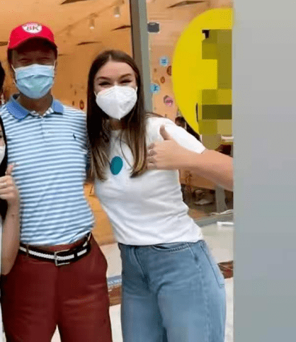 健美裤|富士康老板娘高调晒度假照！71岁老公搂美女合影，穿搭扮嫩不服老