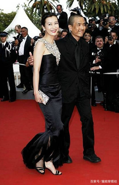 设计|郝蕾身材微胖挺有贵妇范，穿抹胸礼服走红毯曲线完美，魅力挡不住