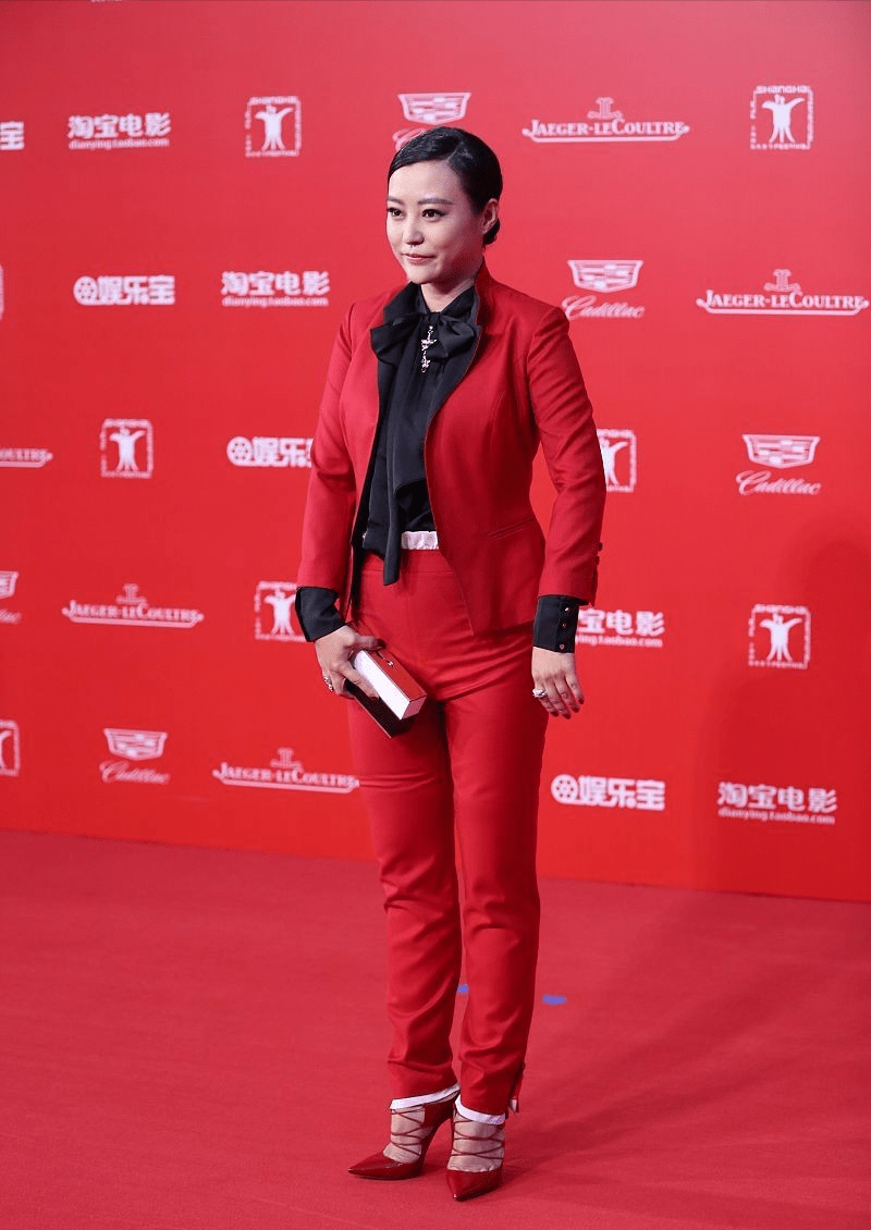 整体|郝蕾穿西装挺帅气，就是裤子勒得有点紧，饱满身材包不住了