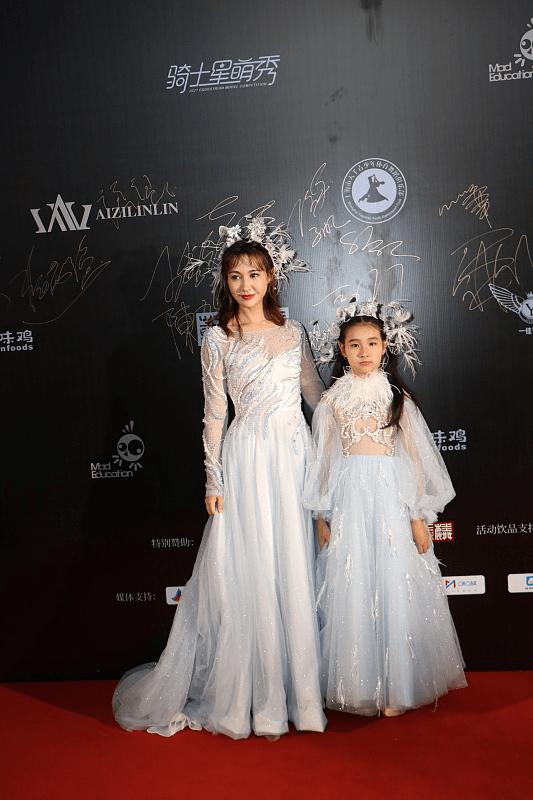 金色|杨雪真是太美了，42岁T台走秀，身材美貌令人自愧不如