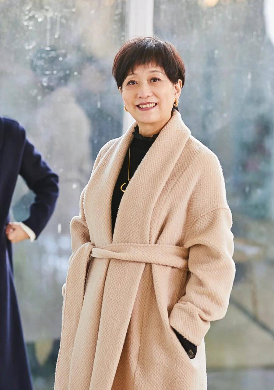 高领衫|这才是开春流行的打扮!阔腿裤+开衫,五六十岁的女人这样穿真美