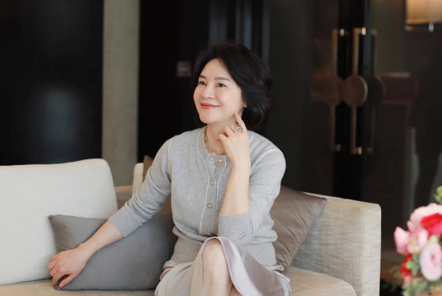 白色|这才是中年女性流行的打扮：针织衫配嫩裙，五六十岁女人穿好时髦