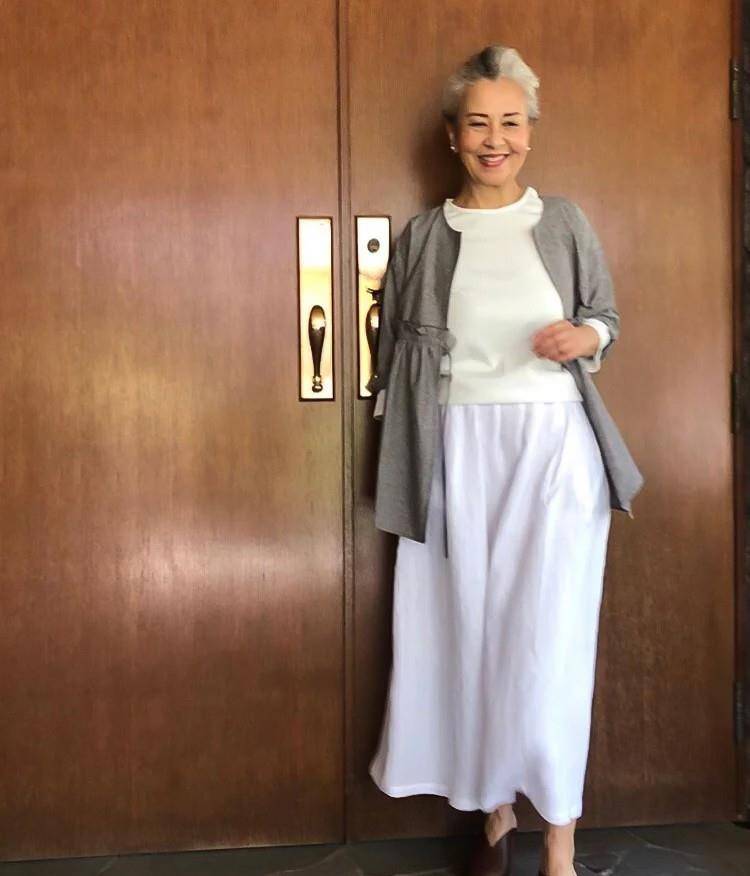 中老年|这才是60岁女人适合的打扮,穿衣打扮舒适又日常,简单大方才最美
