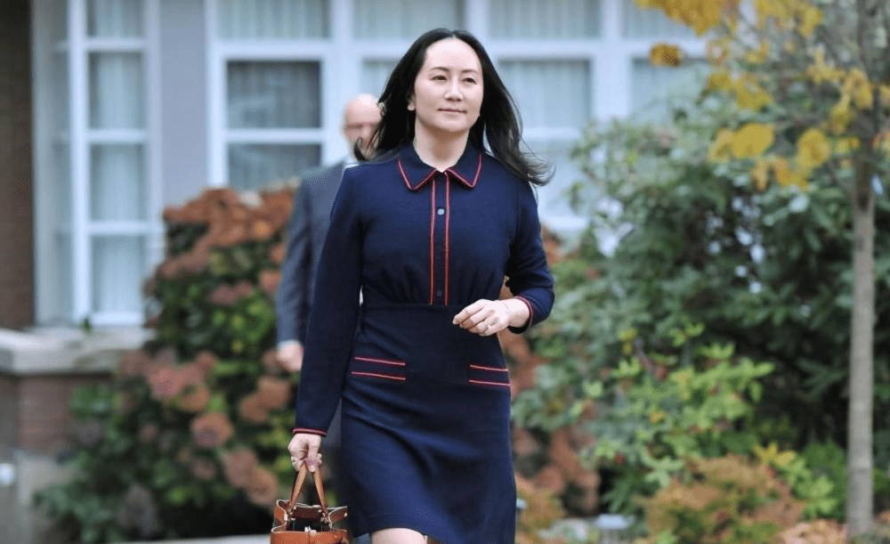 设计|孟晚舟气场真强，穿蓝色包臀裙气质高级，走人群中“大佬”范十足