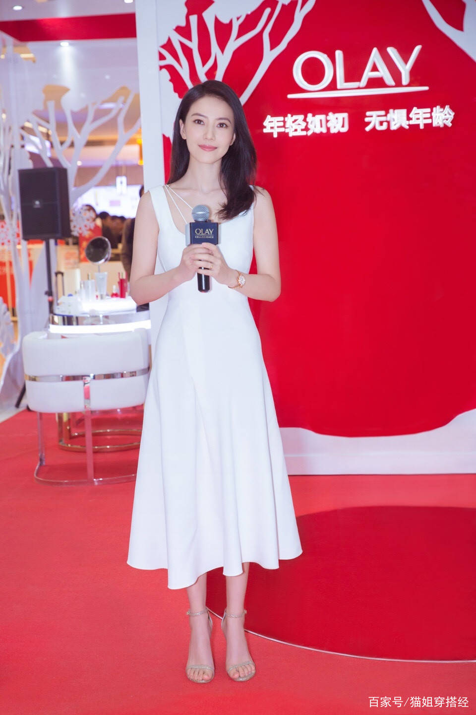 部位|高圆圆考虑周到，穿吊带裙出镜长度恰好盖住膝，坐姿优雅真女神范