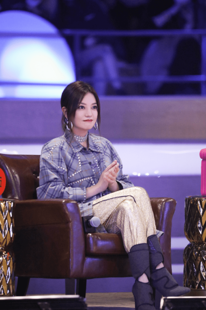 设计|赵薇长相就没变过，穿一身时髦亮面装出镜，又美又嫩像是小姑娘