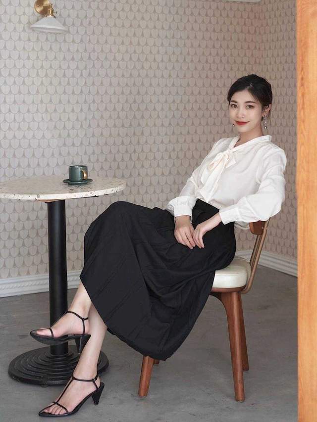 黑色|奔三奔四的女性这样穿也很好看，黑色针织衫配半身裙，通勤又优雅