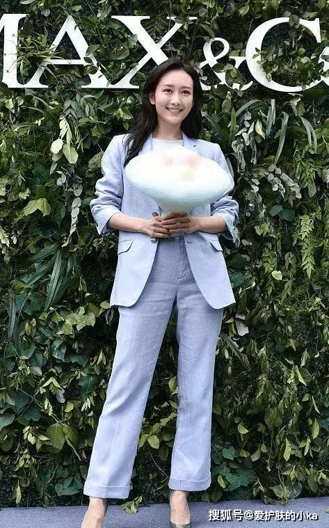 中性|王鸥好身材真任性，穿中性西装帅气显独立，叉开腿坐气质很大佬