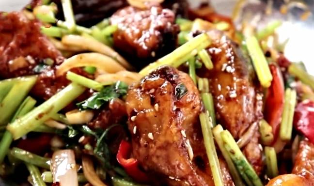 做法|秋天,牛羊肉靠边站,多吃此肉,上锅一炒,焦香入味,好吃不长肉