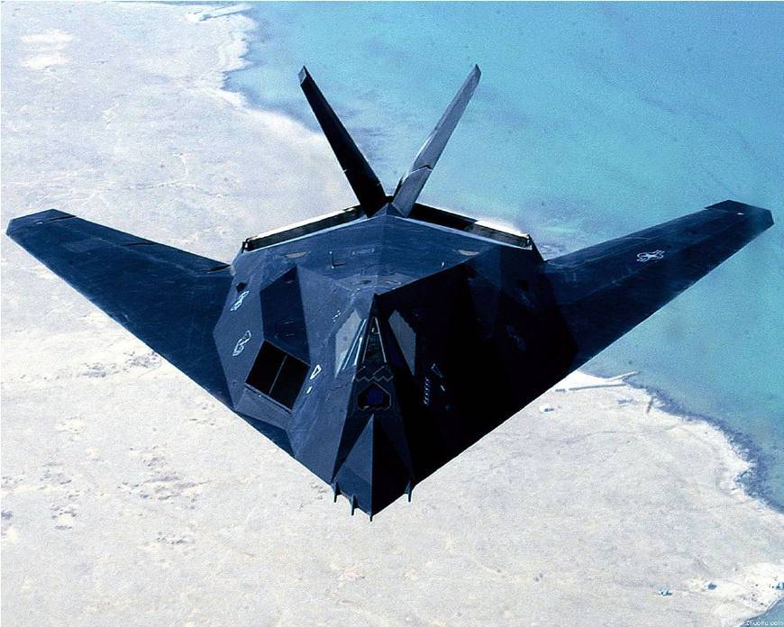 与流线型飞机相比 这架隐身攻击机有棱有角 完全的黑科技