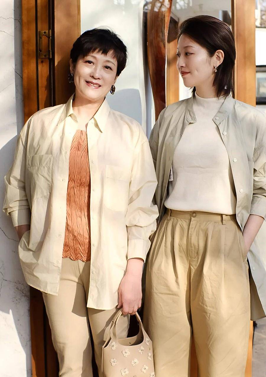 高领衫|这才是开春流行的打扮!阔腿裤+开衫,五六十岁的女人这样穿真美