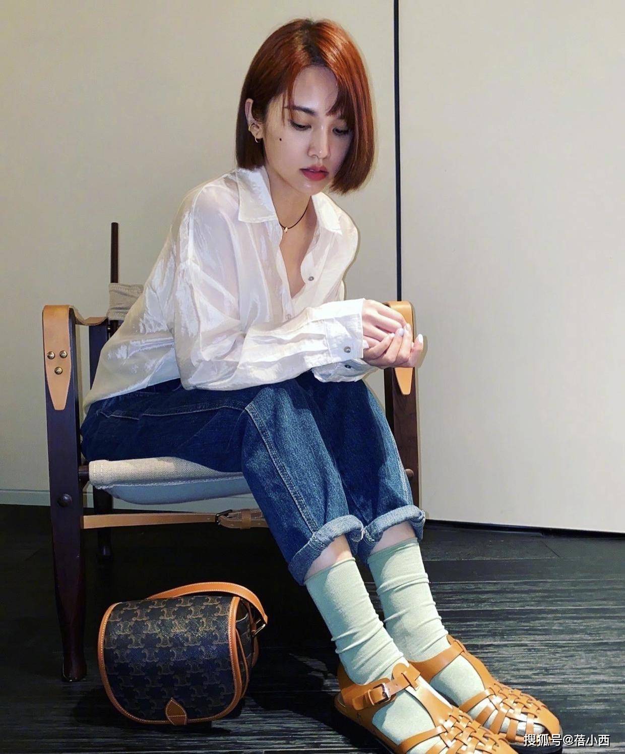卫衣|杨丞琳终于换风格了，穿碎花连衣裙胸前“开条缝”，真不怕走光