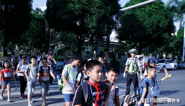 家长|幼儿园将推出“托管服务”，还有更严峻的问题出现，家长欲哭无泪