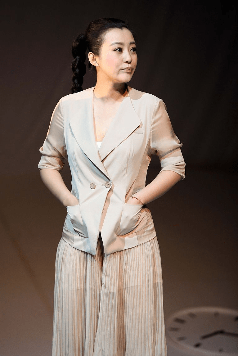 整体|郝蕾穿西装挺帅气，就是裤子勒得有点紧，饱满身材包不住了