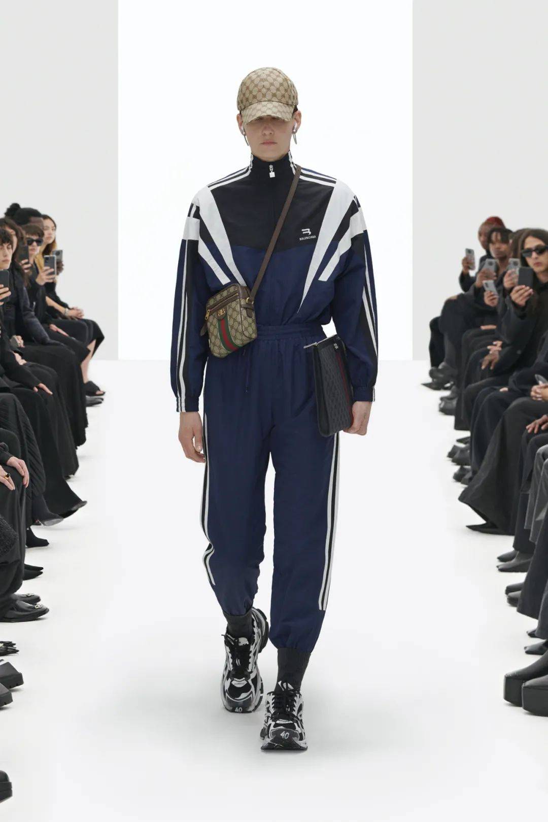 个性|你的肩膀可以有多酷？Balenciaga2022春夏成衣