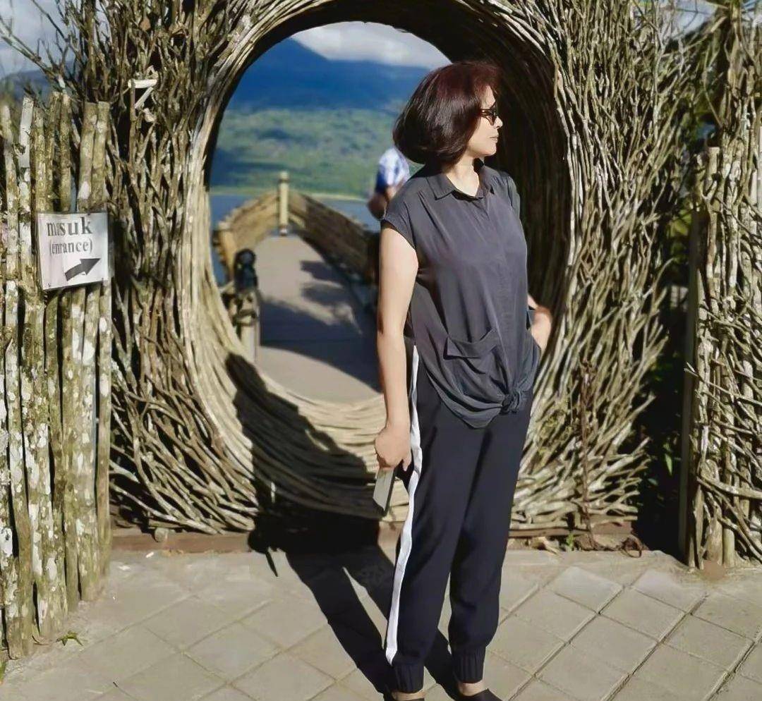经典|这才是60岁女人流行的夏季打扮，掌握这4个穿衣法则，简约而优雅