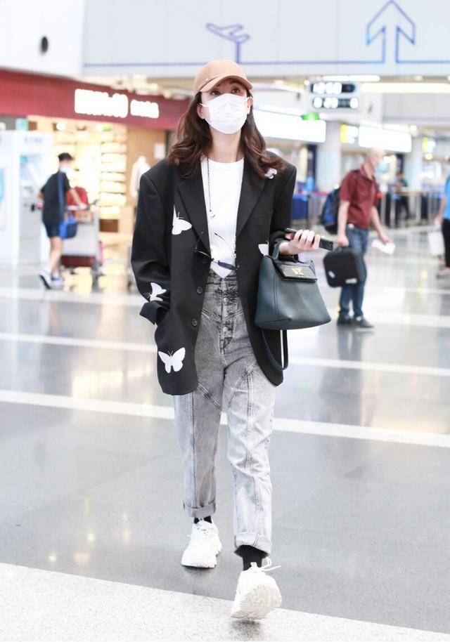 蝴蝶|郑希怡气场好足，休闲款的外套穿身上，看着也有一种时髦高级感