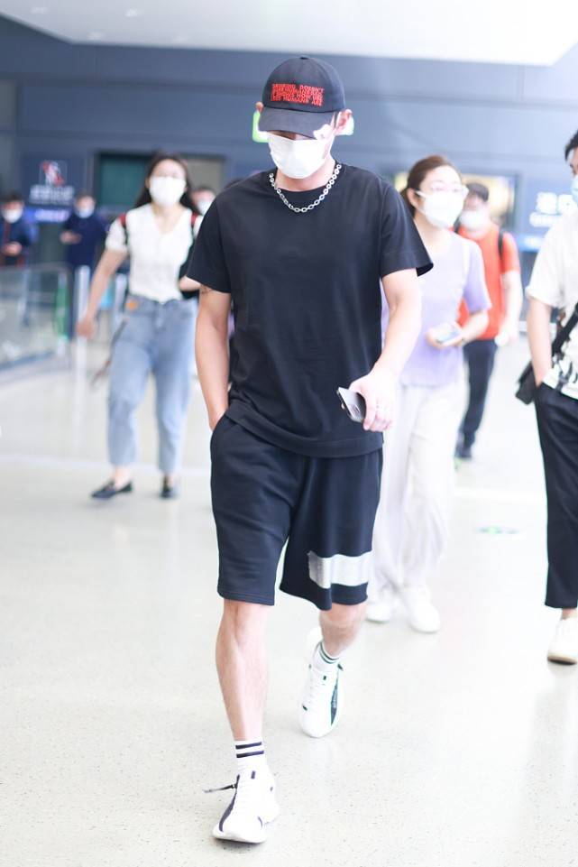 时尚|张继科时尚感真好，“机场秀”变身潮男，运动风这样穿活力十足