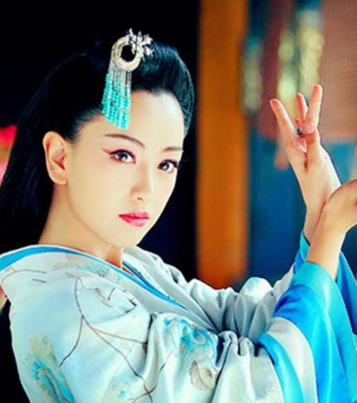 眼睛|女明星古装遮住了鞋子，但是遮不住脚下的这块砖，辣眼睛