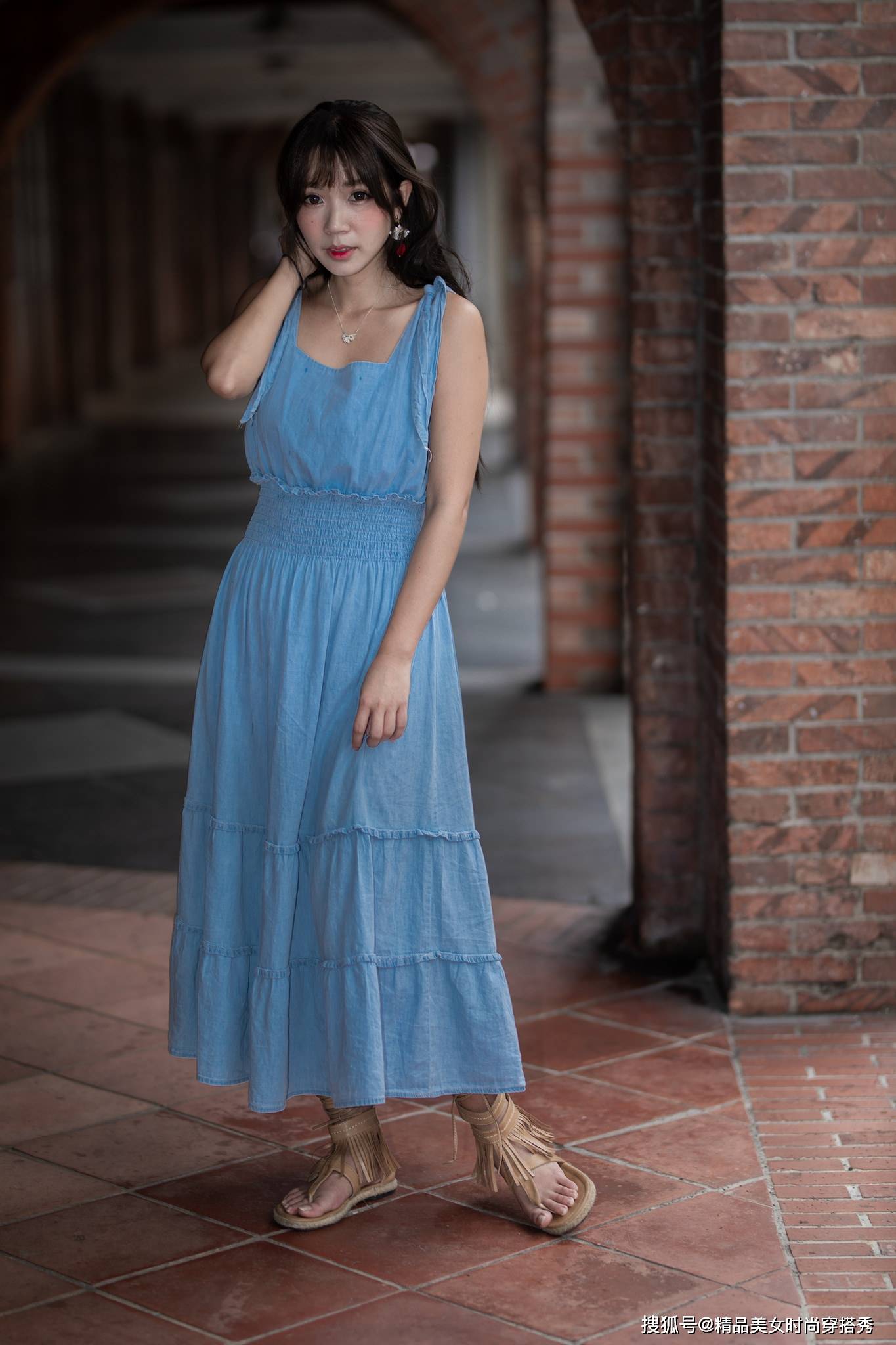 线条美|浅蓝色的牛仔无袖连衣裙,搭配一双个性时尚的凉鞋,简约优雅