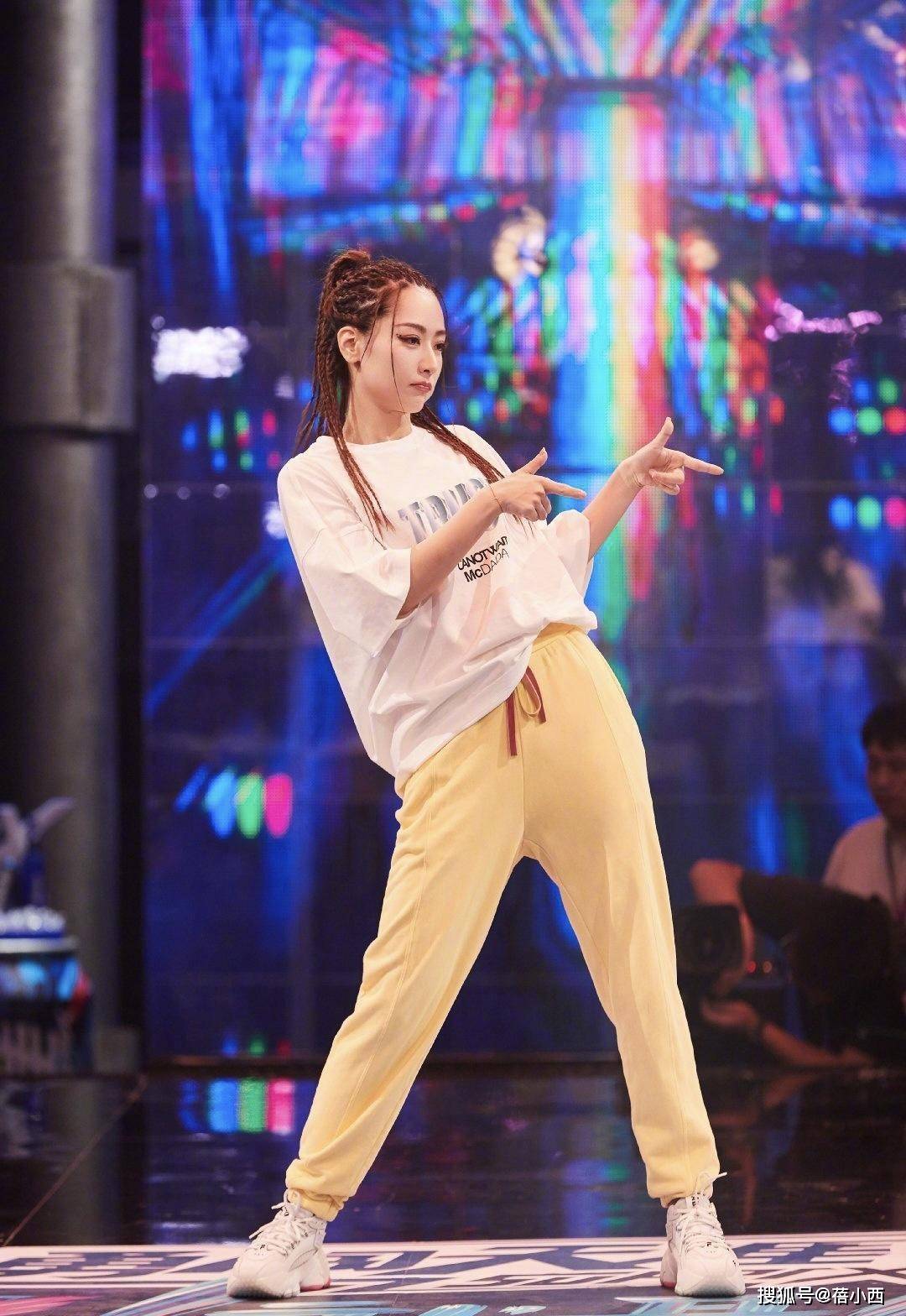 女神|白冰真是“妈系女神”代表,穿蓝T恤配打底裤超减龄,不像80后