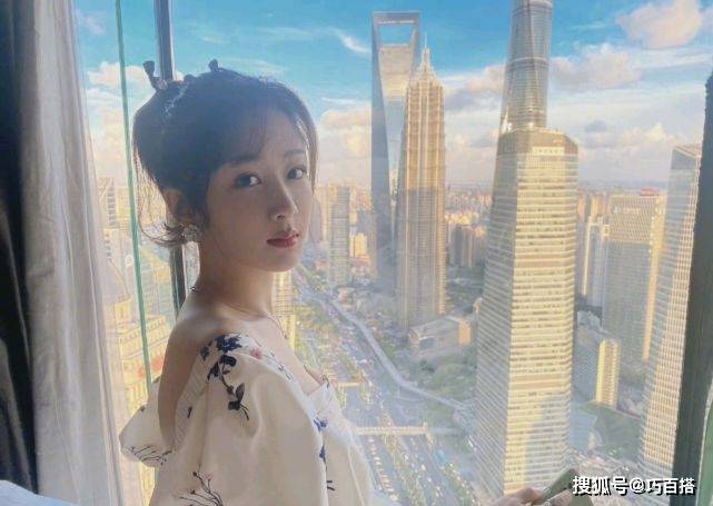 自拍|杨紫答应的自拍来了！一袭碎花裙穿出浪漫气息，少女感超强