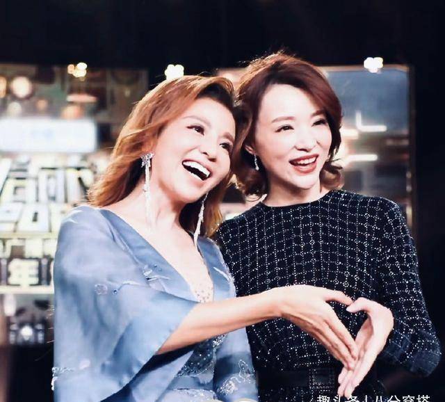 设计|著名主持人董卿真会穿，一袭黑色修身连衣裙知性温婉，干练利落